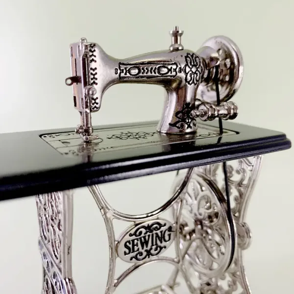 Sewing Machine Silver 01